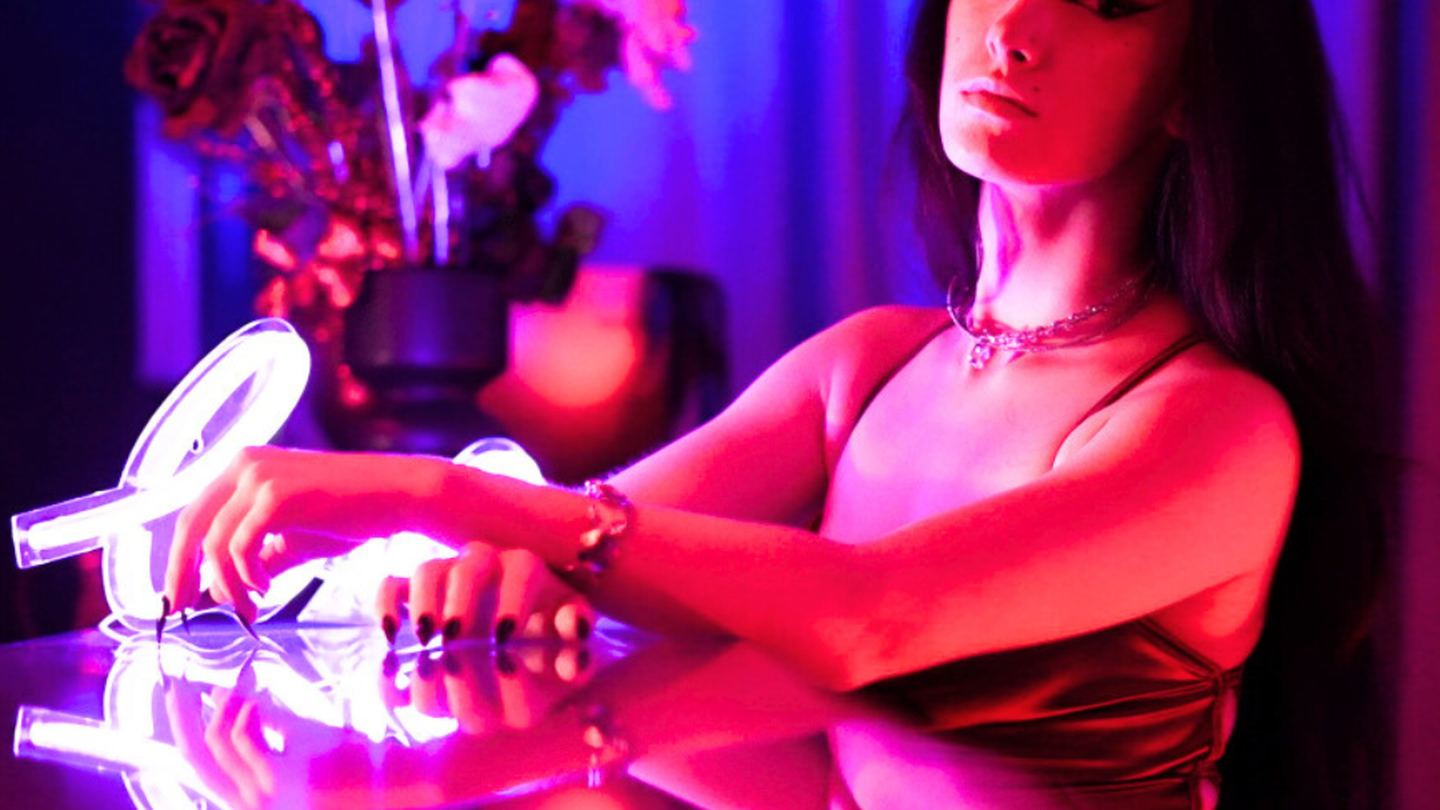 Danseuse accoudée au bar sous les néons du Silver Palace, club de striptease à Toulouse