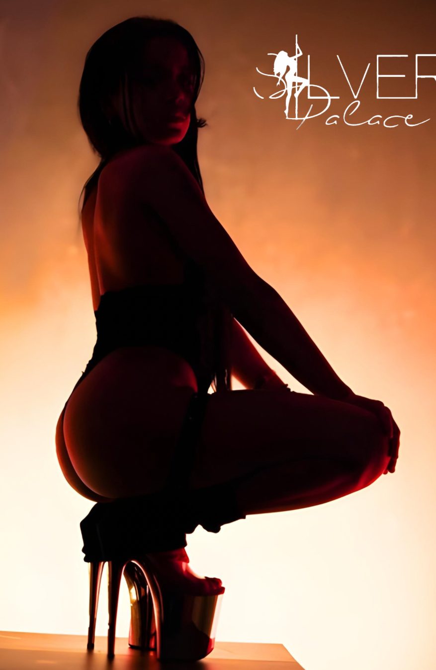 Silhouette d'une danseuse en talons sur la scène du Silver Palace Toulouse